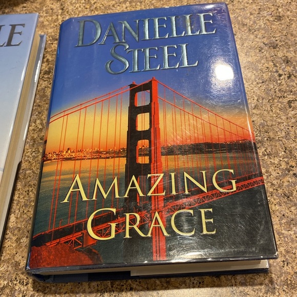 2 Danielle Steel Hardcover Books Forever Friends & Amazing Grace - Picture 3 of 17